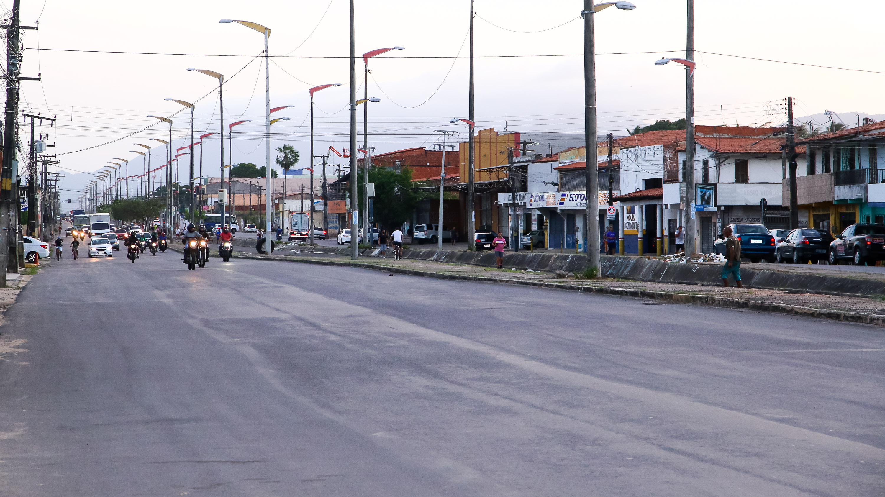 a foto mostra a avenida osório de paiva com carros e motos circulando